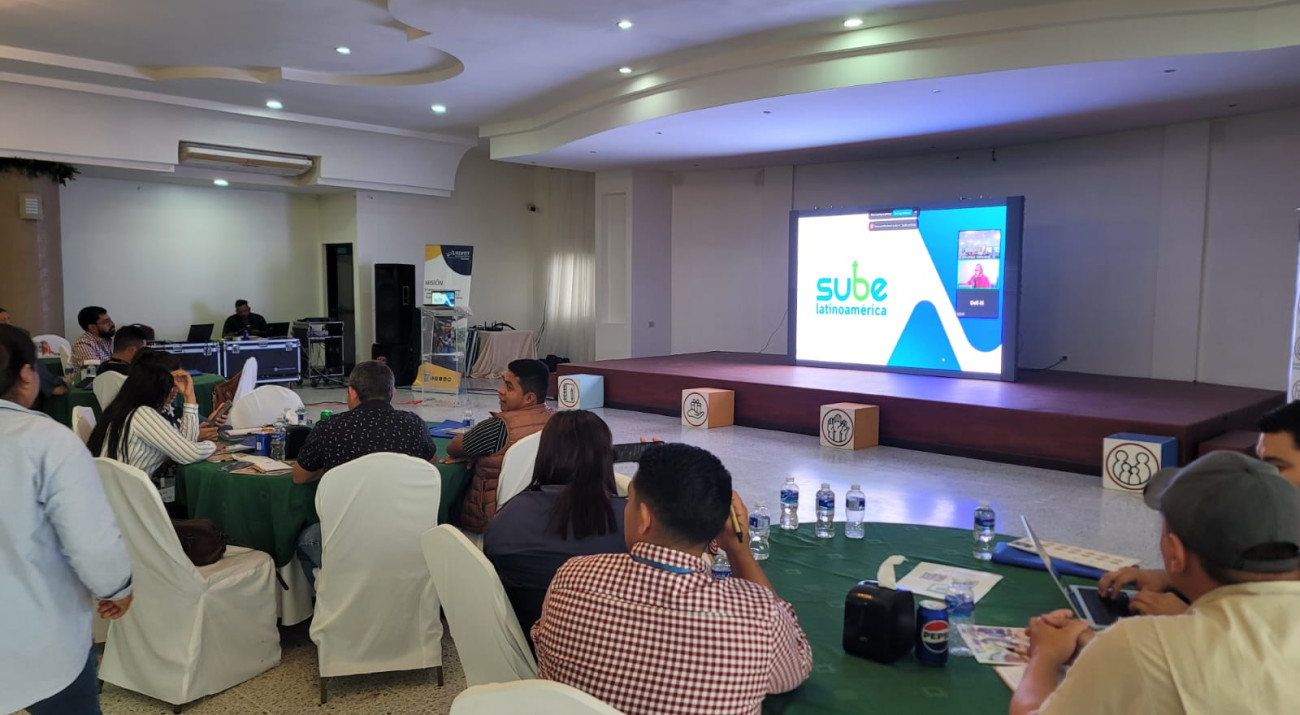 Foto de taller virtual de Sube durante evento presencial de Heifer