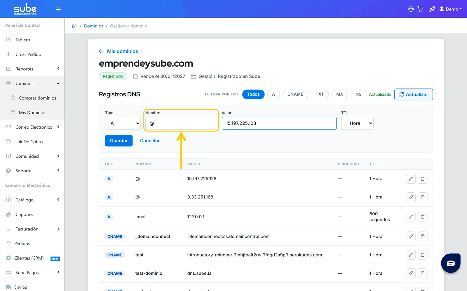 Campo Nombre del formulario de registro DNS en Sube con el valor por defecto arroba (@) para el dominio raíz