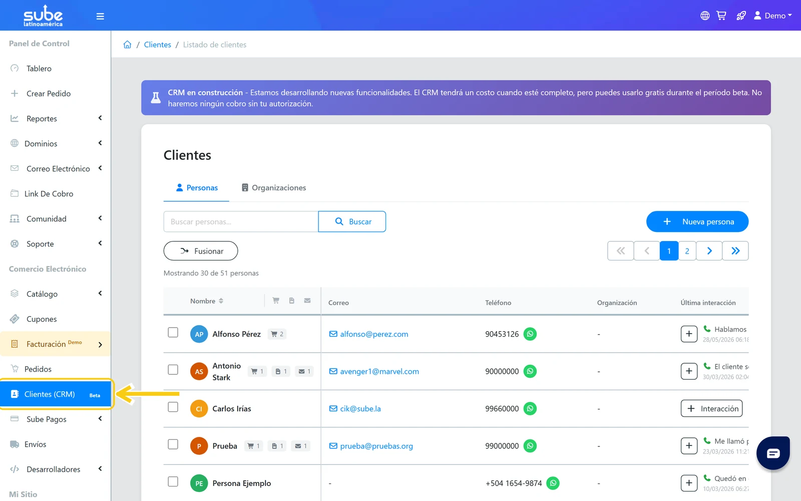 Menú lateral del panel de Sube con la opción Clientes CRM resaltada para crear un perfil de persona